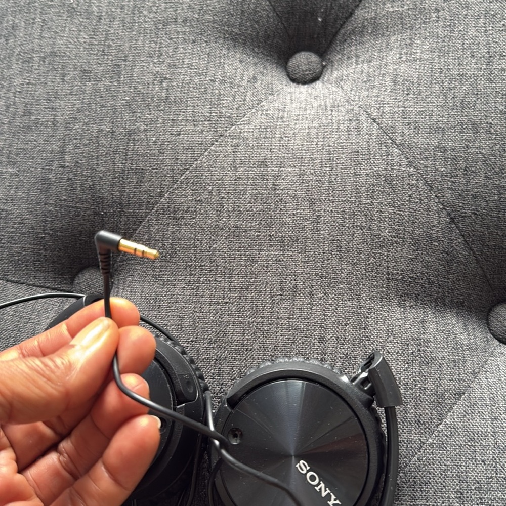 NWOT Sony noise cancelling headphones - Picture 2 of 3